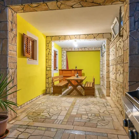 Sunce By Interhome Pula